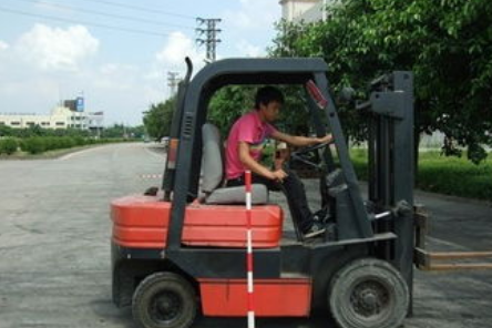 叉車(chē)